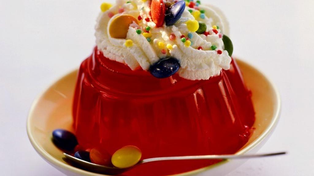 Un plato de gelatina de fresa.