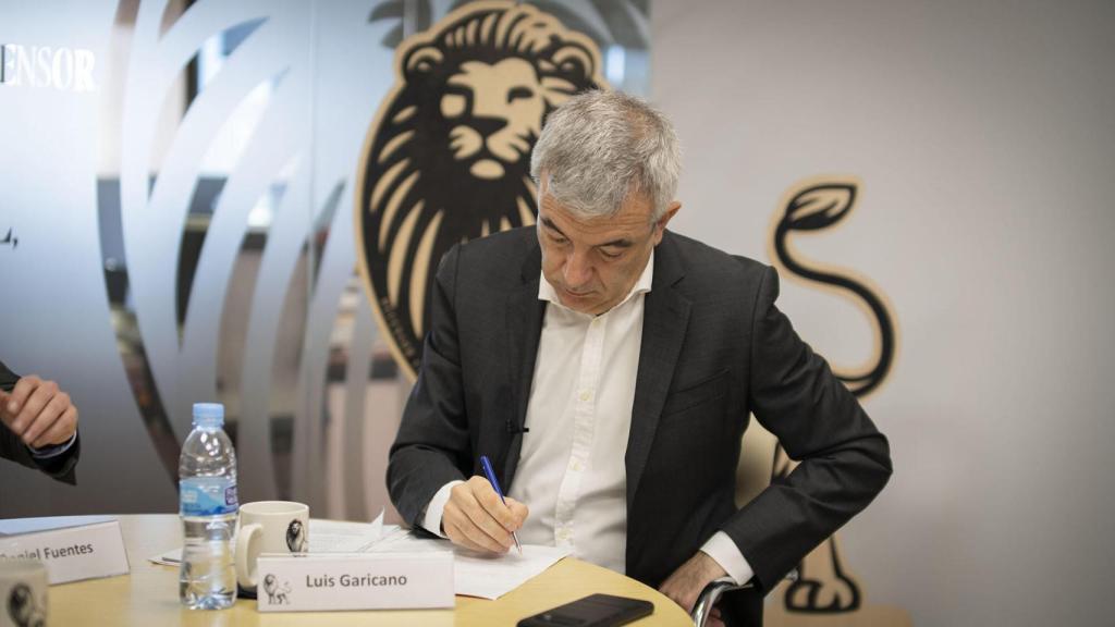 El dirigente de Ciudadanos Luis Garicano toma notas durante el debate económico de EL ESPAÑOL.