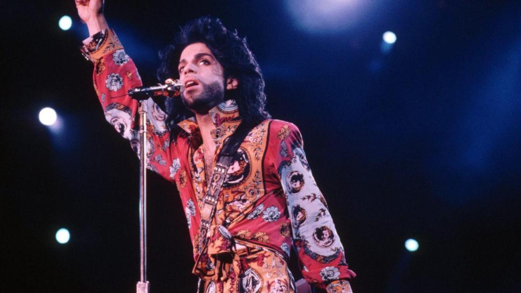 Prince durante una actuación de su gira The Nude