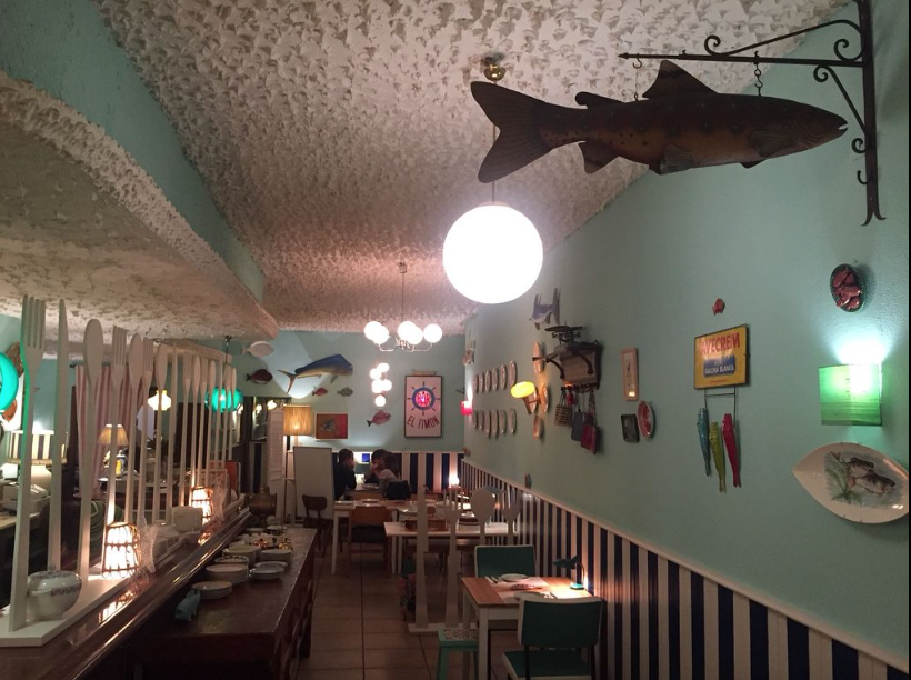 Interior del bar El Timón