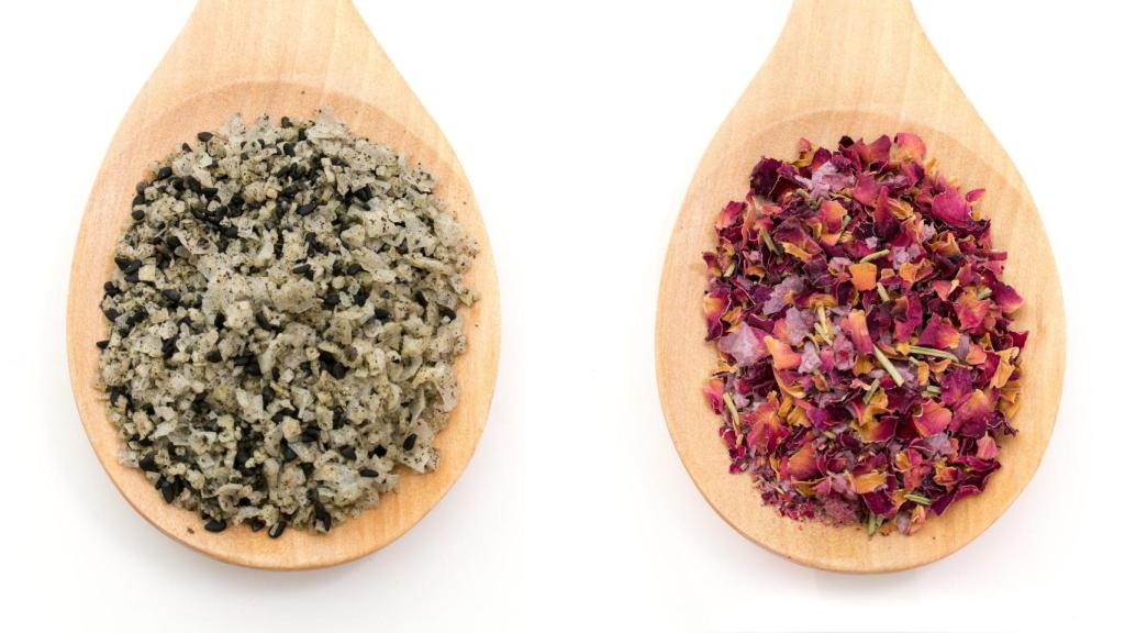 Sal con wasabi y sal con pétalos de flor