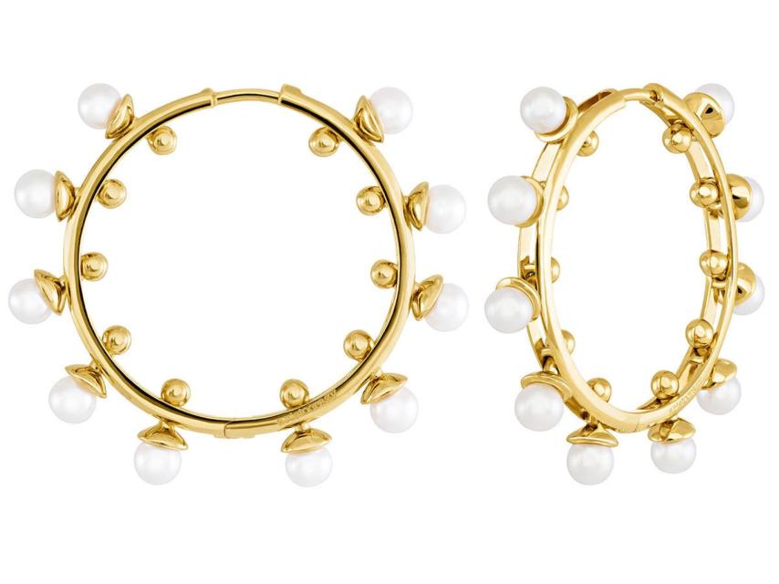 Aros maxi de oro con incrustaciones de perlas.