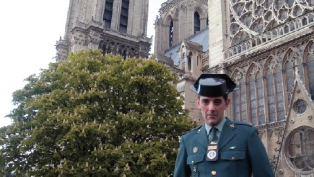 Stéphane, delante de la Catedral de Notre Dame.