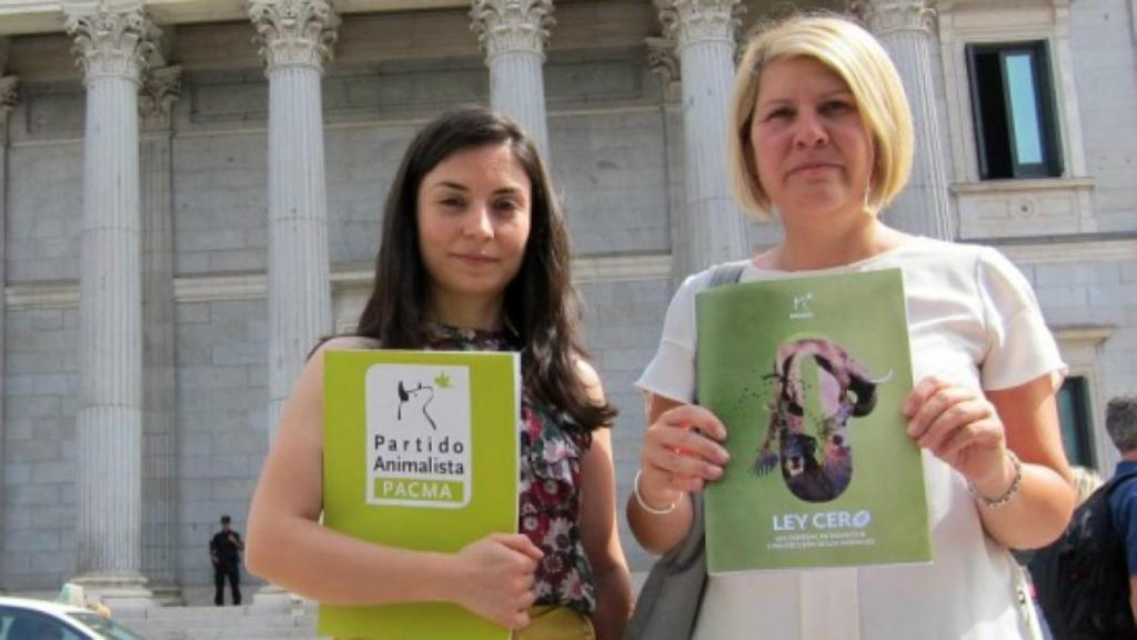 Laura Duarte, portavoz, y Silvia Barquero, presidenta de PACMA, presentando la Ley Cero en el Congreso.