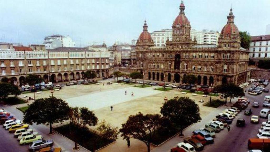 Imagen de María Pita con coches