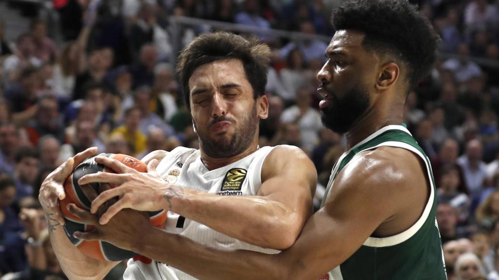 Campazzo protege la bola en el primer duelo ante el Panathinaikos