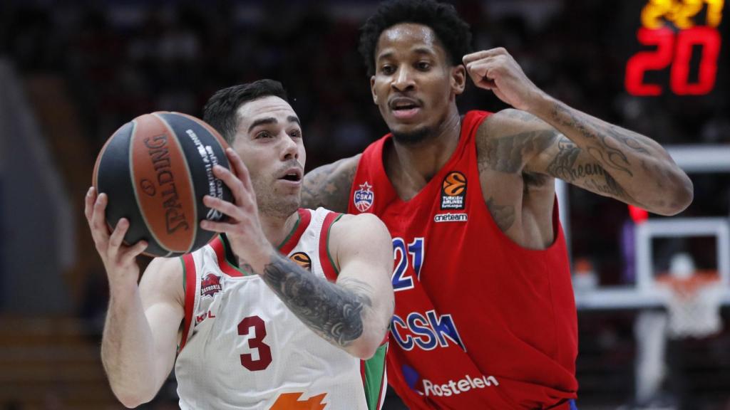 Vildoza mira a canasta ante la defensa de Clyburn