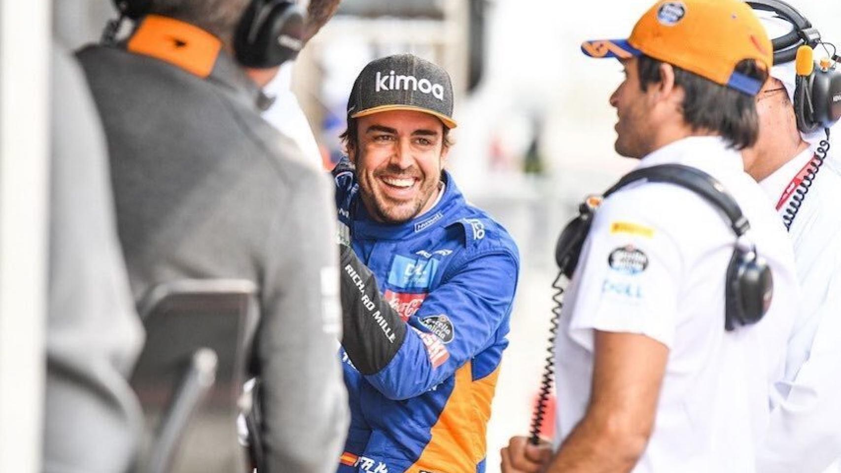 Fernando Alonso junto a Carlos Sainz durante unos test de McLaren