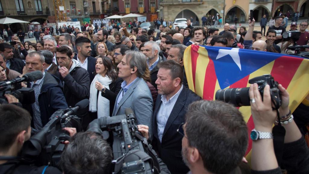 Inés Arrimadas, increpada en la calle por independentistas.