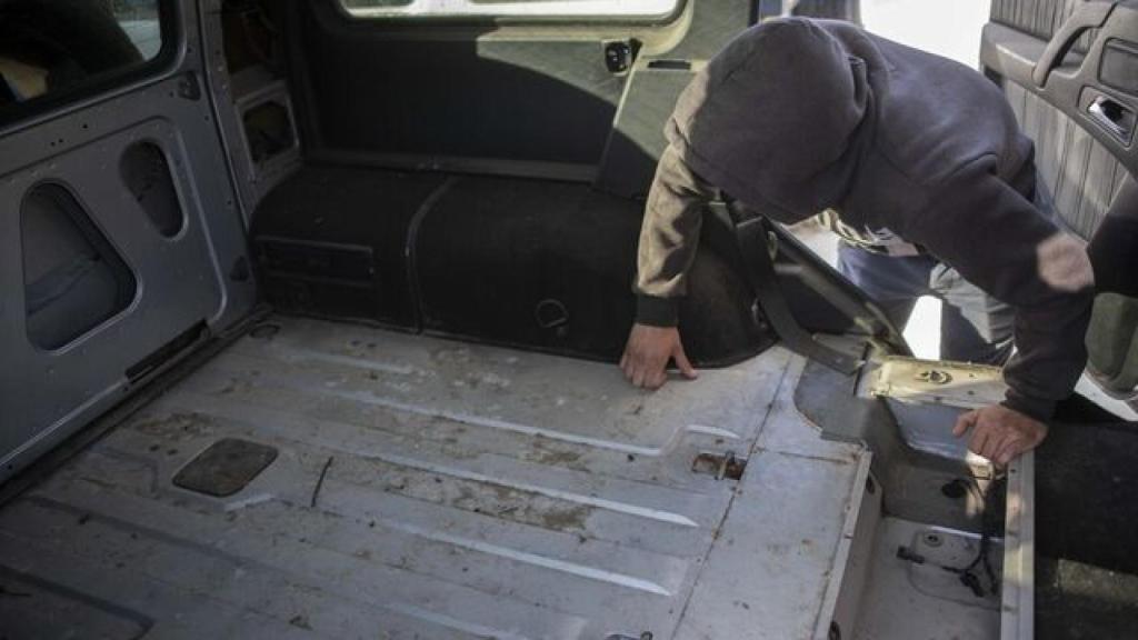 El narcotraficante muestra el interior de un todoterreno sin asientos para introducir la carga cuando se produjen alijos.