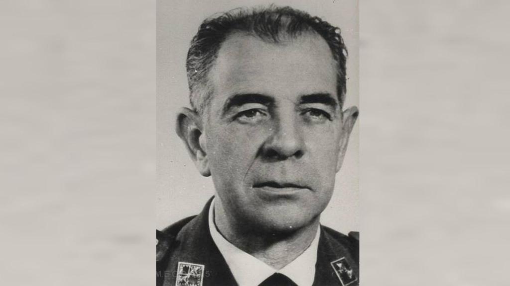 El tío de Ana, Julio Salvador y Díaz-Benjumea, fue ministro del Aire durante la dictadura franquista.