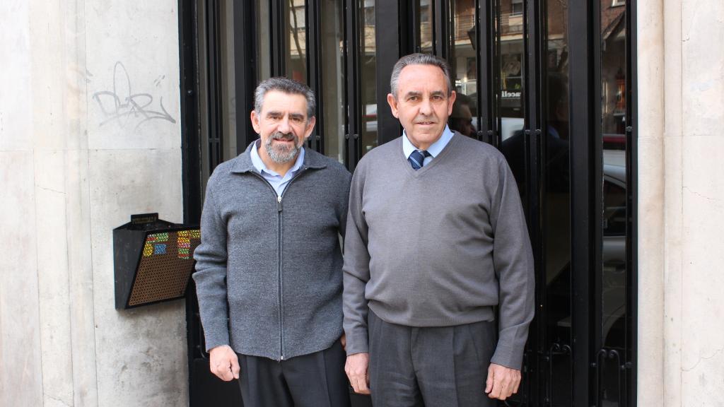 A la izquierda, Juan Vicente, portero del número 28. A la derecha, su cuñado, Nicolás,  portero del 26.