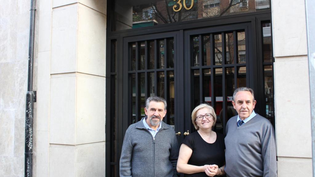 De izquierda a derecha: Juanvi, María José y Nicolás, los porteros del 26,28 y 30 que son familia.