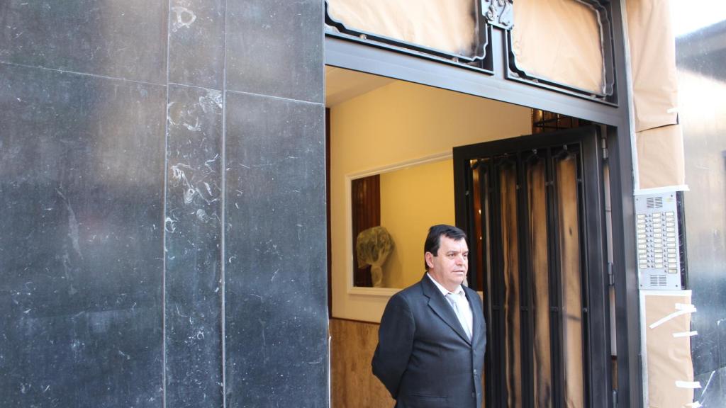 Antonio Fresneda es portero del número 32 desde hace veinte años.