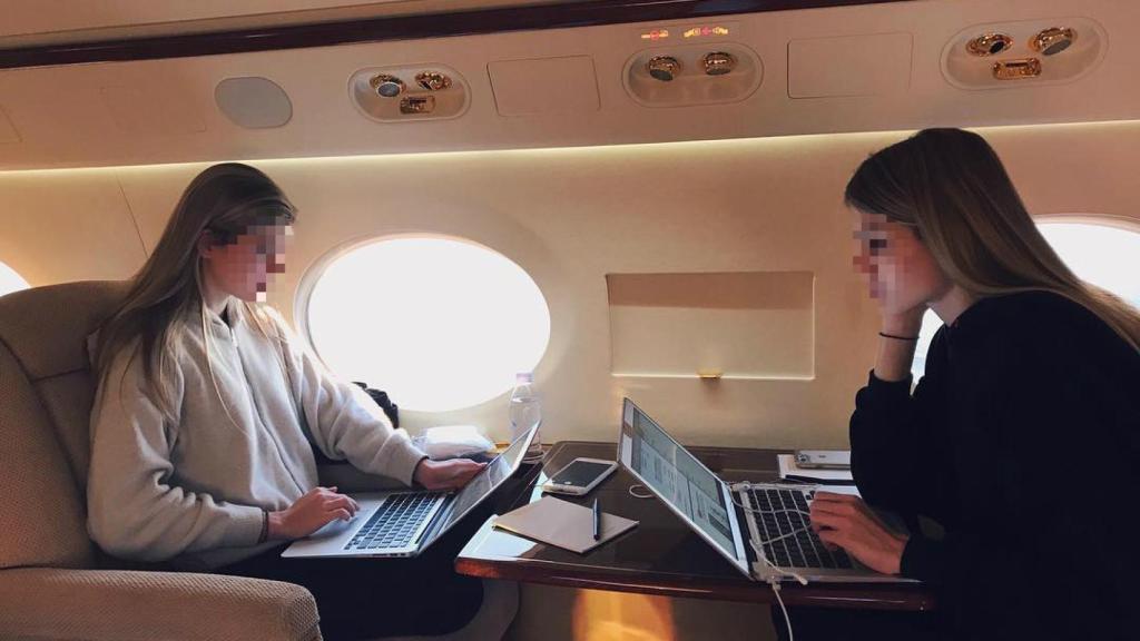Cristina y Victoria Iglesias, en el jet privado de su padre.