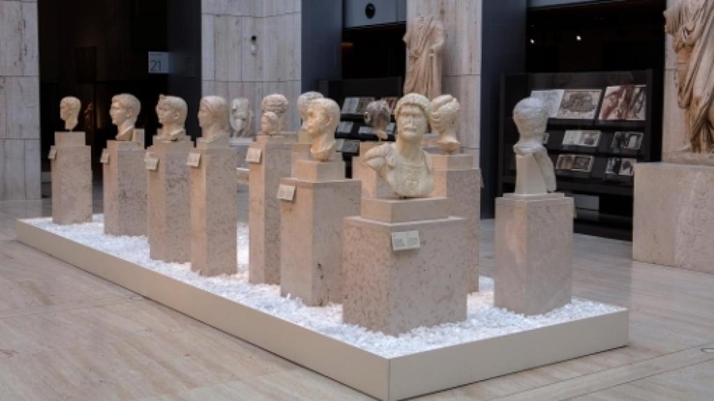 Image: Miguel Ángel Blanco, libros de espejo que leen estatuas