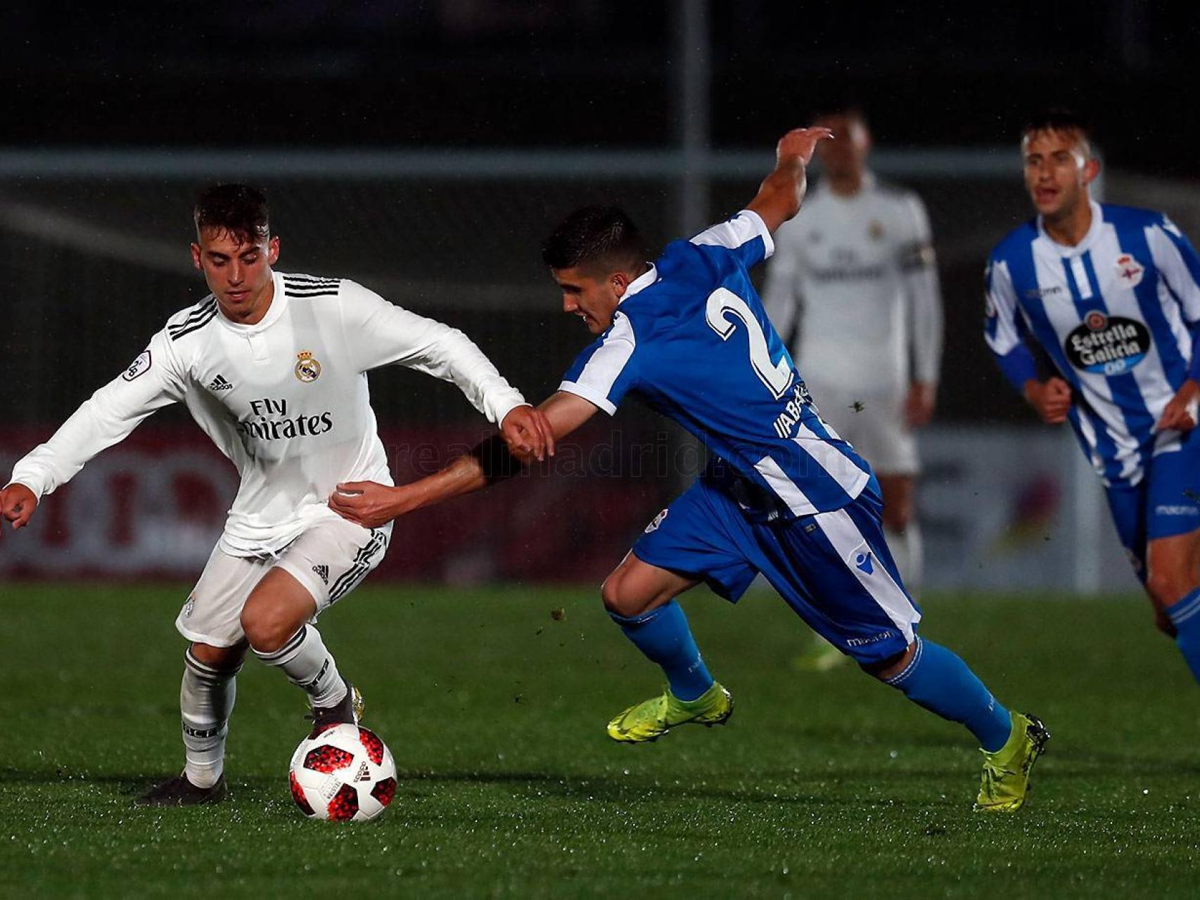 Alberto se marcha de su defensor con un regate