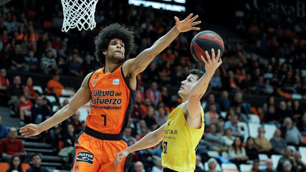 Labeyrie trata de taponar un tiro contra el Iberostar Tenerife