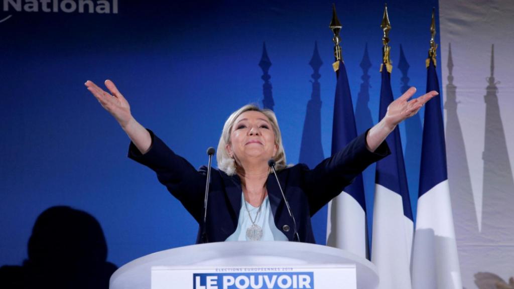 Marine Le Pen durante un acto electoral  en la localidad francesa de Saint-Paul-du-Bois.