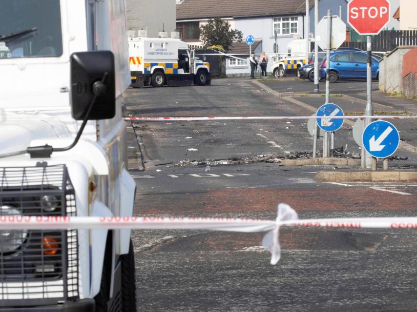 Escenario del crimen durante los disturbios.