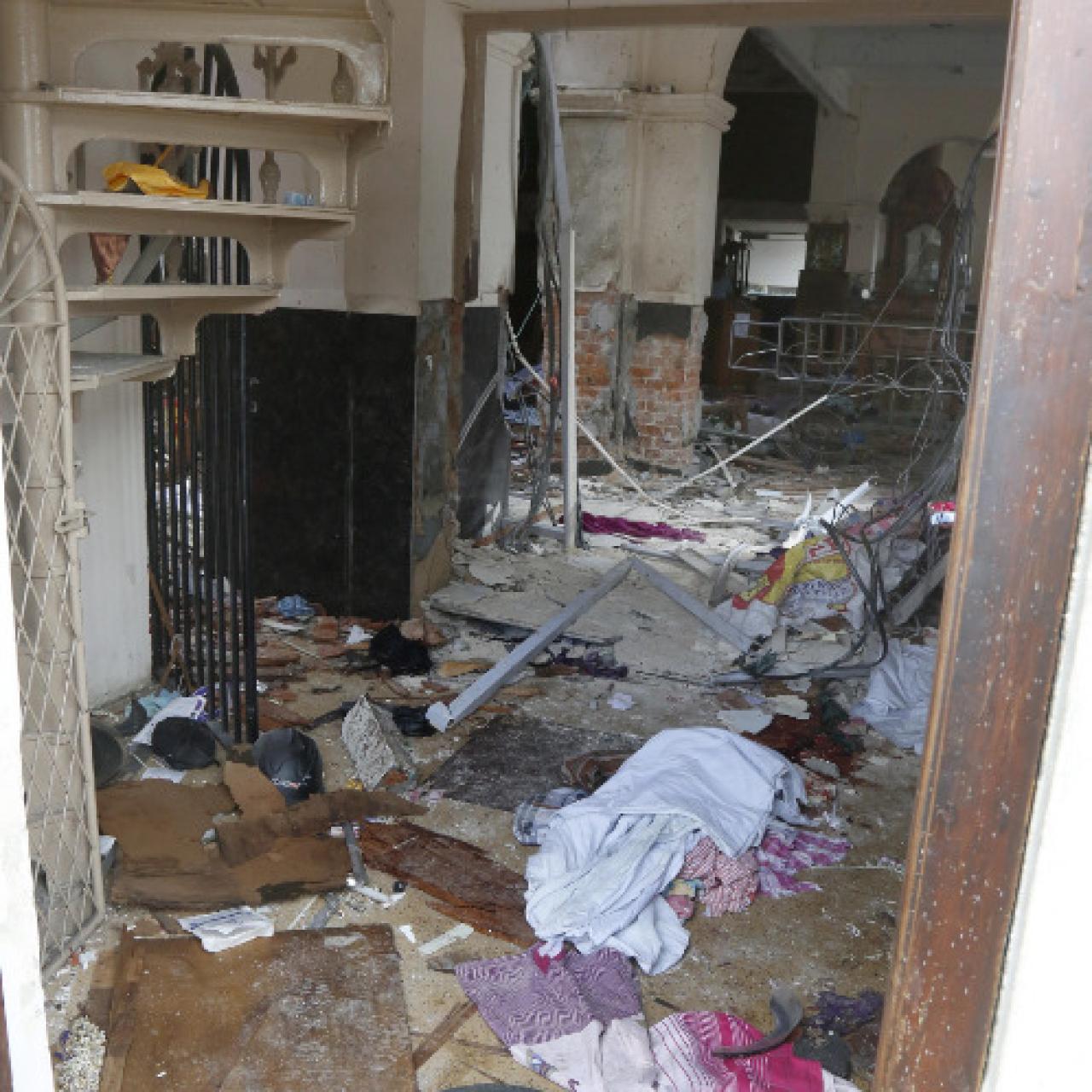 Daños en el interior de la iglesia de  St Anthony's en Colombo (Sri Lanka).
