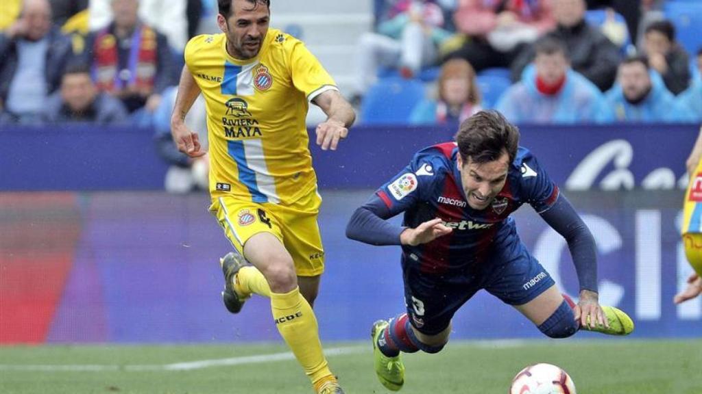 Víctor Sánchez disputa un balón con Toño
