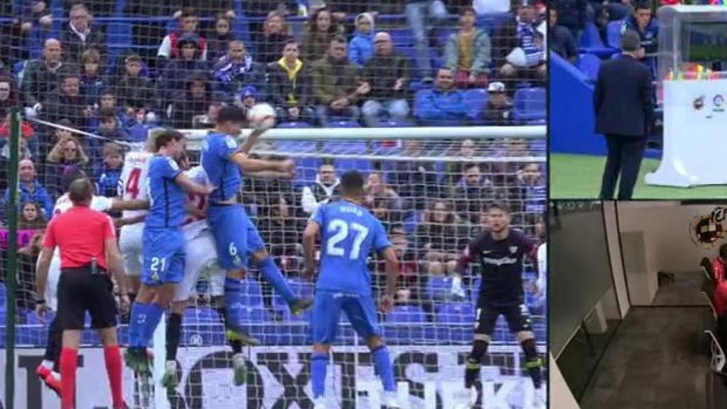 Mano de 'Mudo' Vázquez en el área del Getafe. Foto: Twitter (@elchiringuitotv)