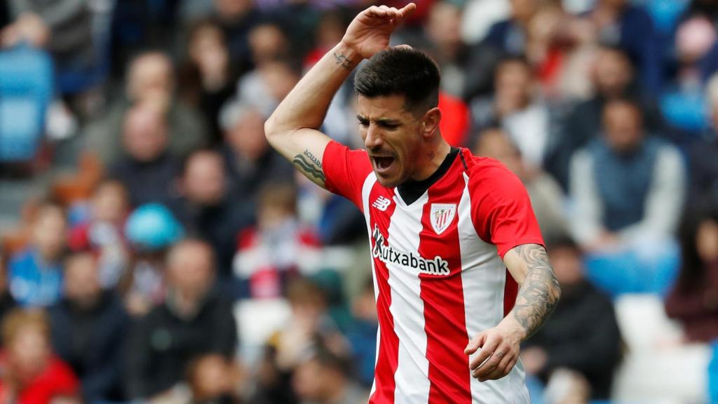 Yuri Berchiche protesta al colegiado del encuentro