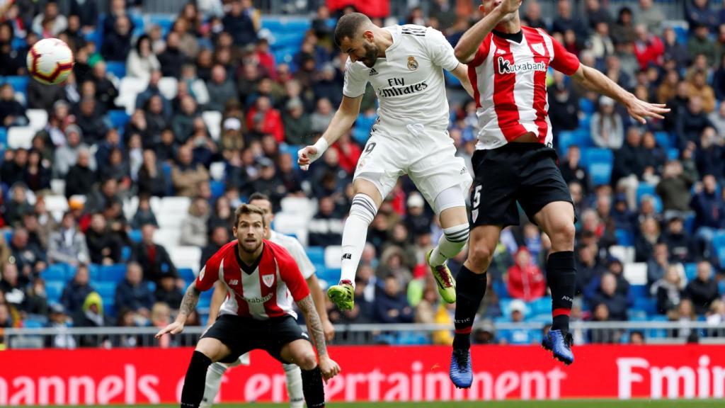 Karim Benzema hace de cabeza el primer gol del partido ante el Athletic