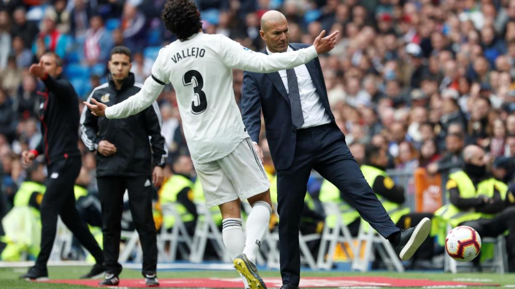 Zidane para un balón en la banda para que lo saque Vallejo