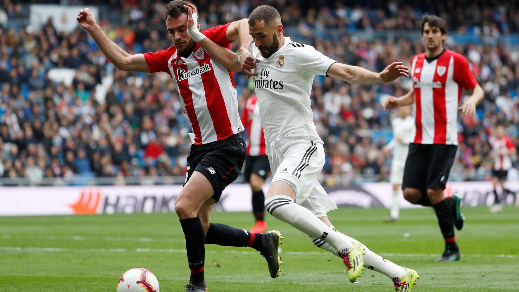 Inigo Lekue intenta robar el balón a Benzema