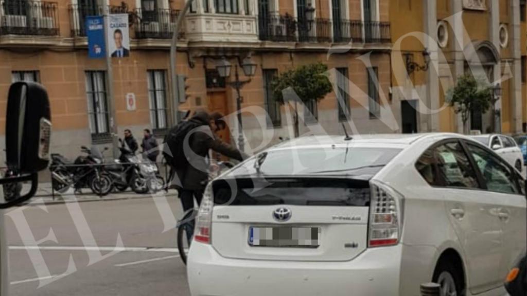 Errejón se ha tenido que bajar en uno de los semáforos para recolocarse en el sillín.