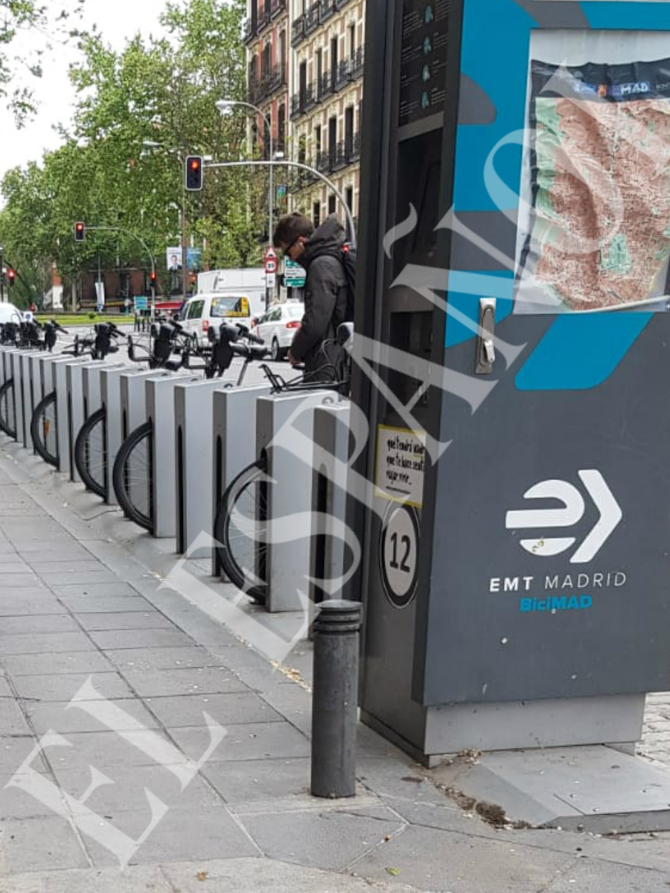 Iñigo Errejón en una de las estaciones de BiciMad este Domingo de Resurrección.