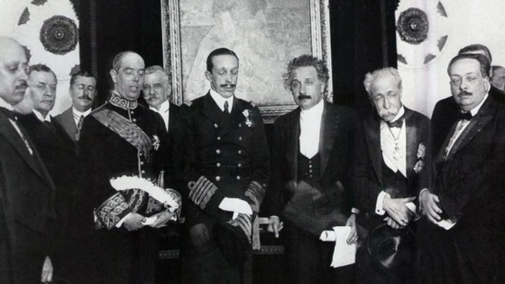 Alfonso XIII y Einstein, en el centro, durante la visita del científico a España en 1923.