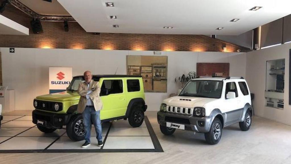 Familia Alquilando un coche