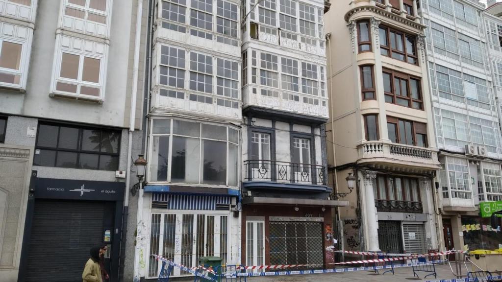 La caída de parte de una galería de un edificio obliga a cortar un carril en el Cantón Pequeño