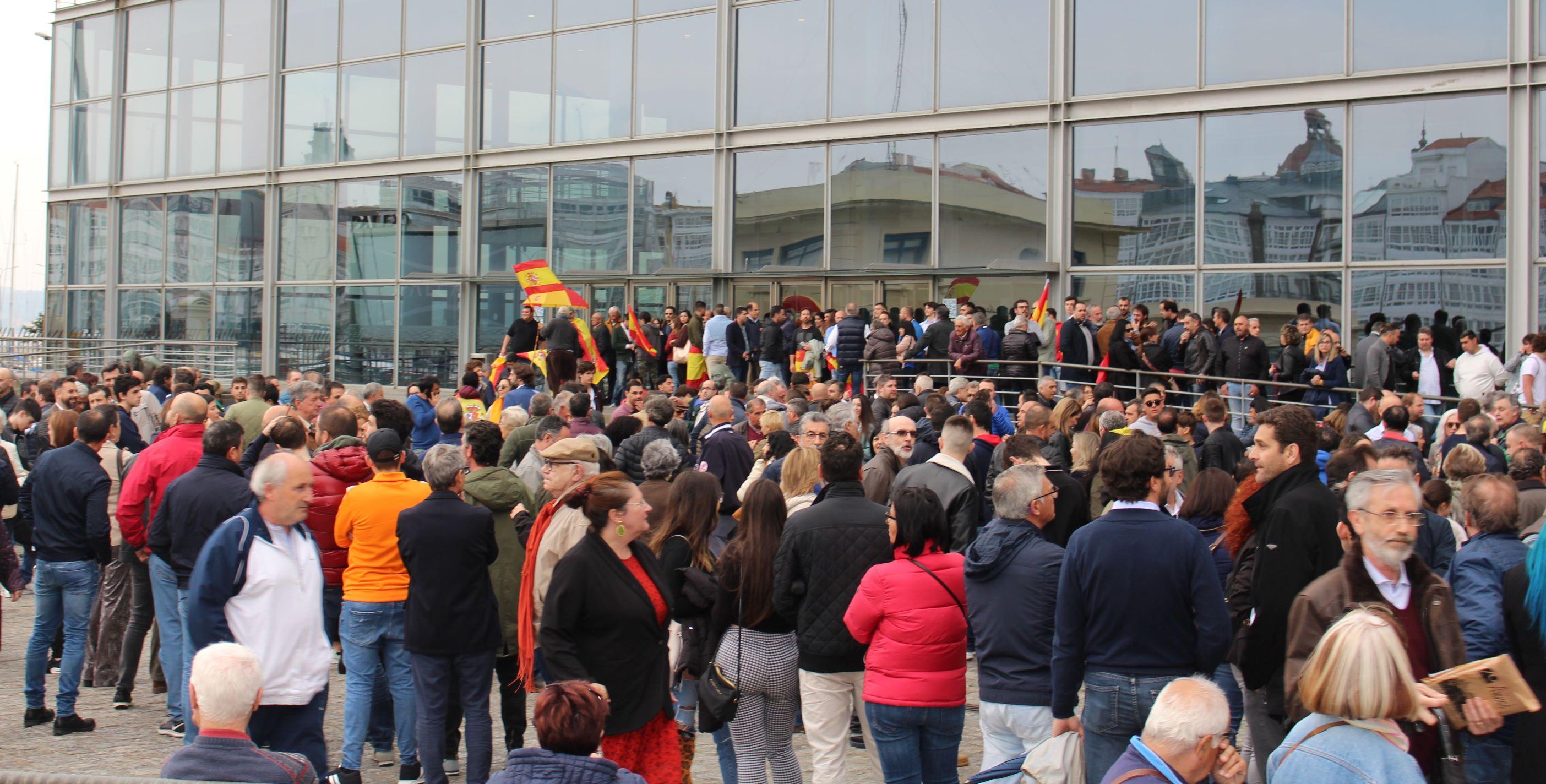 La cola para entrar al acto de Vox daba la vuelta a Palexco.