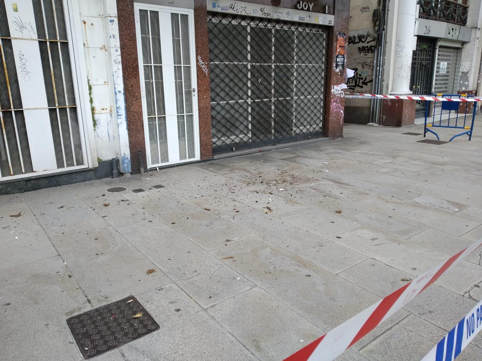 Detalle de los cascotes en la acera del Cantón Pequeño.