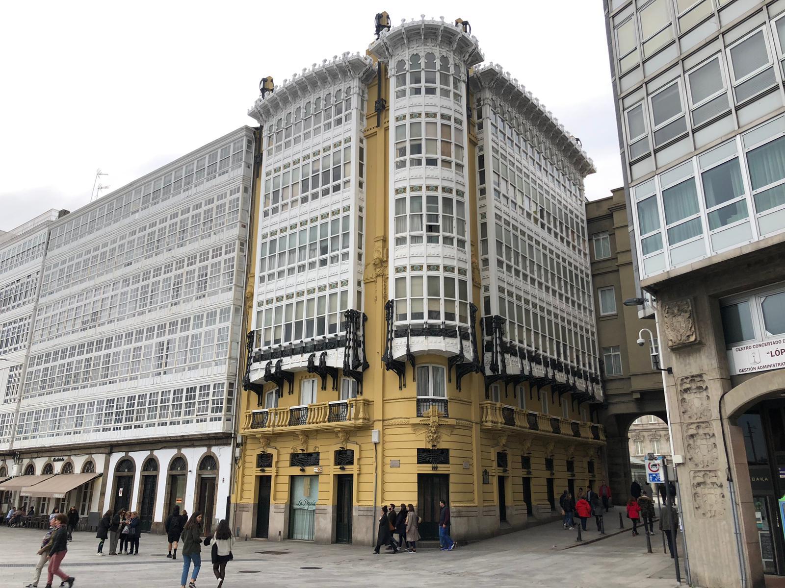 En la transitada esquina que conduce a María Pita, se alza la Casa Rey (Quincemil)