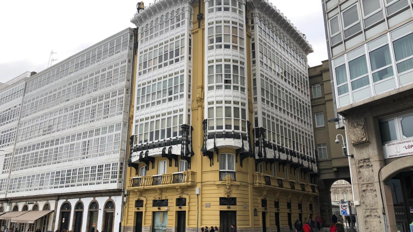 La Casa Rey, de Julio Galán Carvajal, a escasos metros del Diente de oro en A Coruña (foto: Ana Narváez)