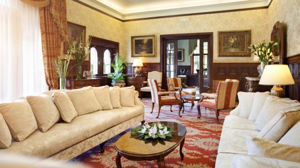 La villa posee numerosos salones para el disfrute de sus huéspedes.