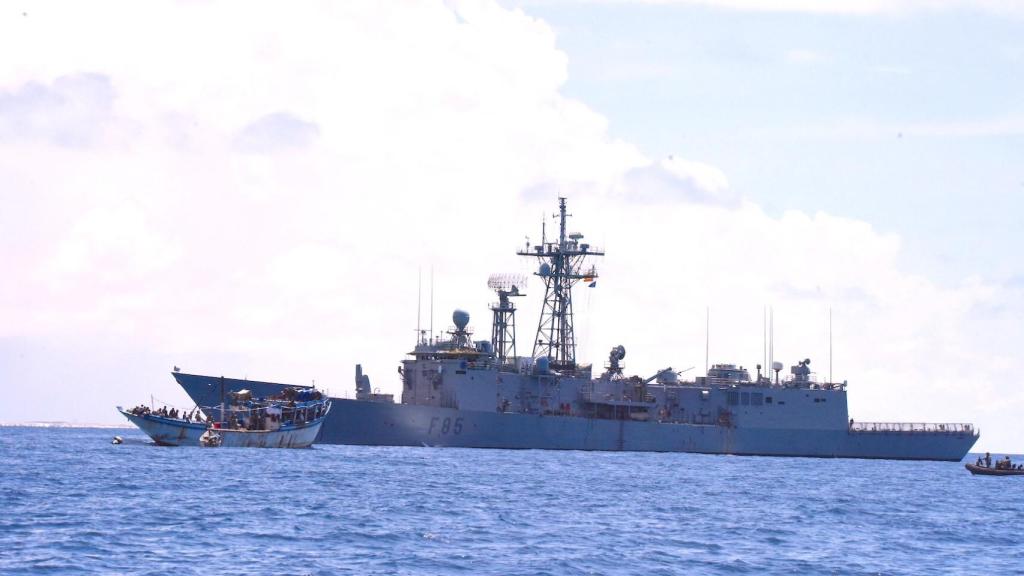 La fragata Navarra, al fondo; en primer término, la embarcación pirata.