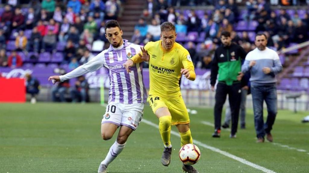 Óscar Plano y Raúl García pelean por un balón