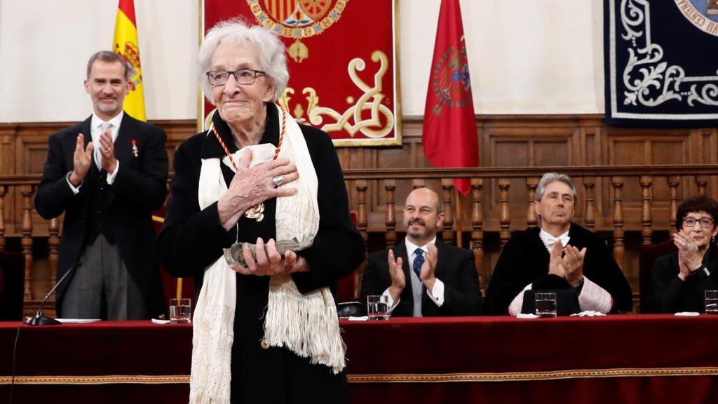 Ida Vitale, emocionada y aplaudida por el Rey, tras recibir el Cervantes.