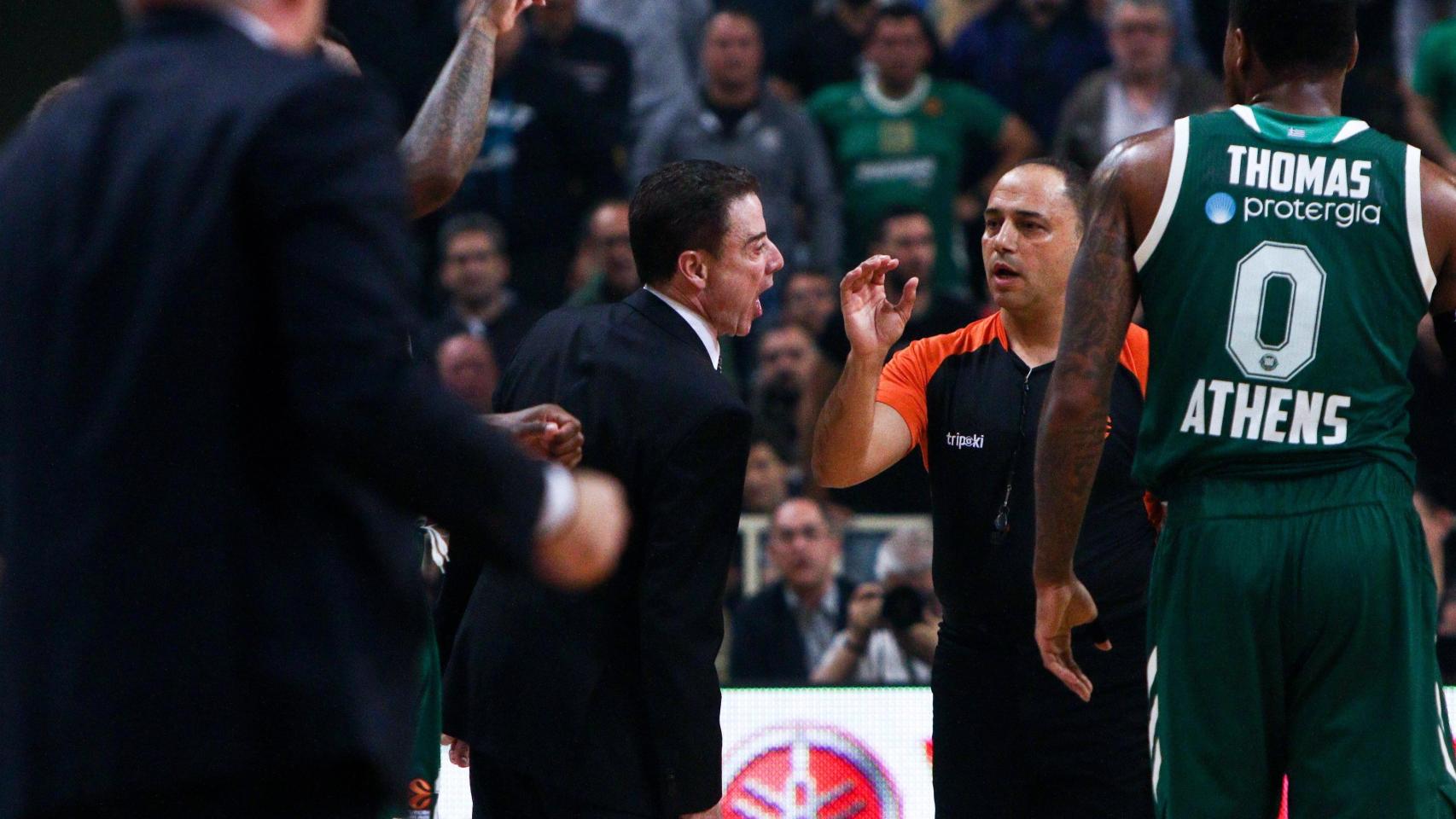 Rick Pitino protesta al colegiado tras una falta en ataque