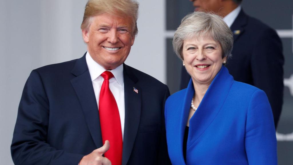 Los mandatarios Donald Trump y Theresa May en reuniones de la OTAN.
