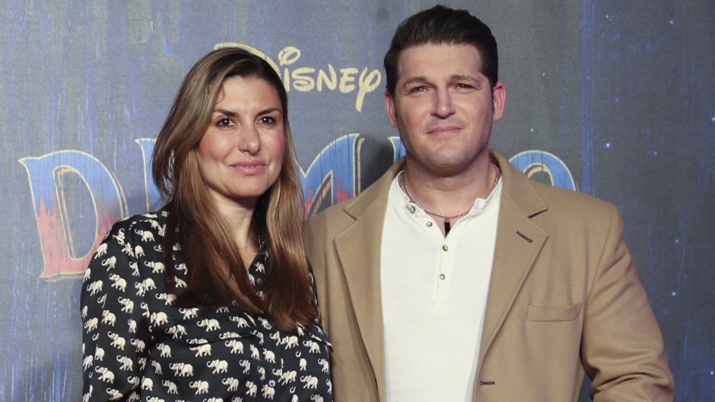 El cantante Manu Tenorio junto a su mujer Silvia Casas.