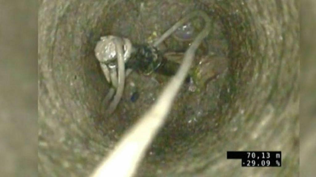 La piqueta golpea el tapón.