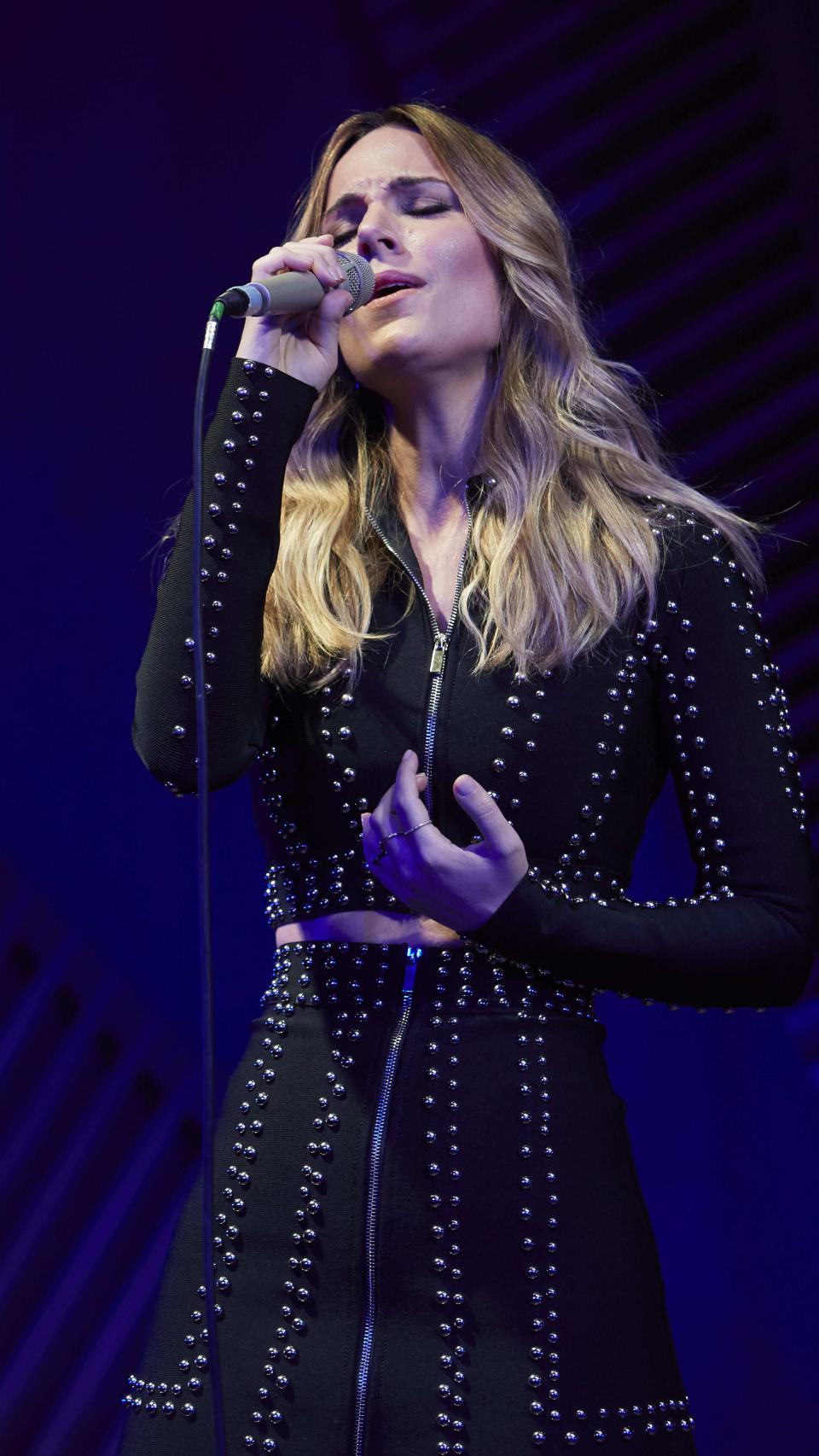 Edurne entonando 'Demasiado tarde', el sencillo que marca su vuelta a la música.