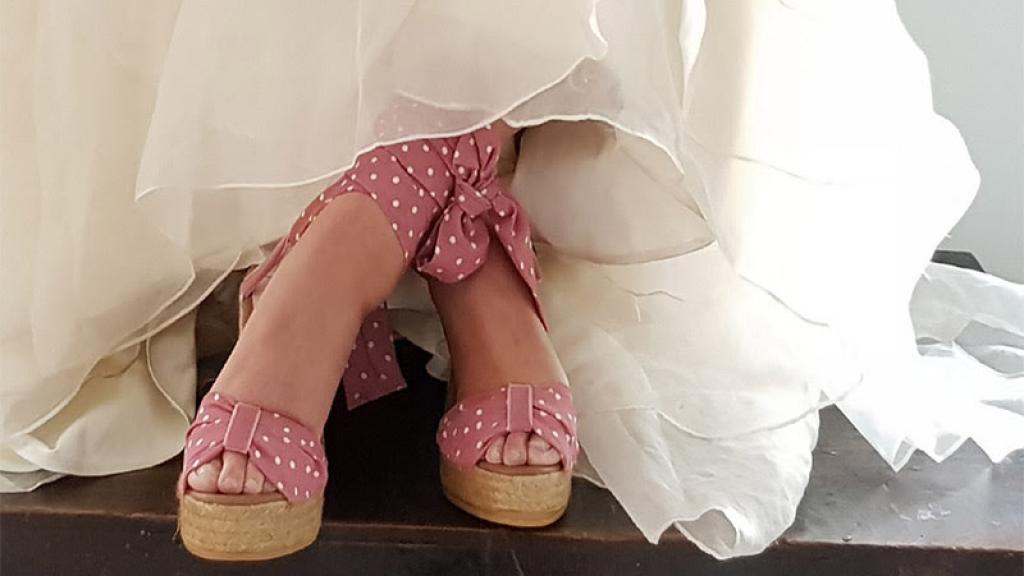 Alpargatas de Lisa Lópexz, en color rosa con lunares blancos, valoradas en 130 euros.